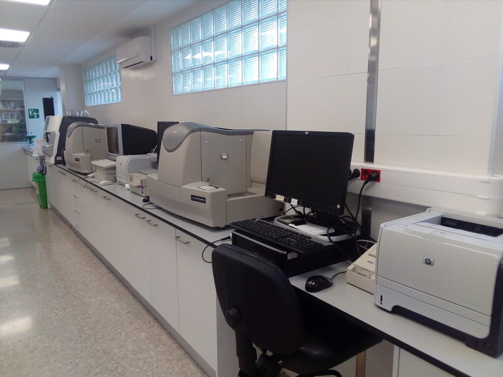 Bancada para laboratorio de hospital