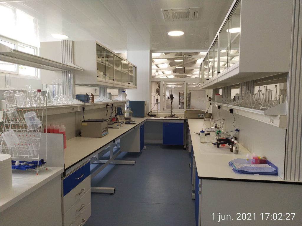 Muebles de laboratorio en empresa fabricante de productos sanitarios