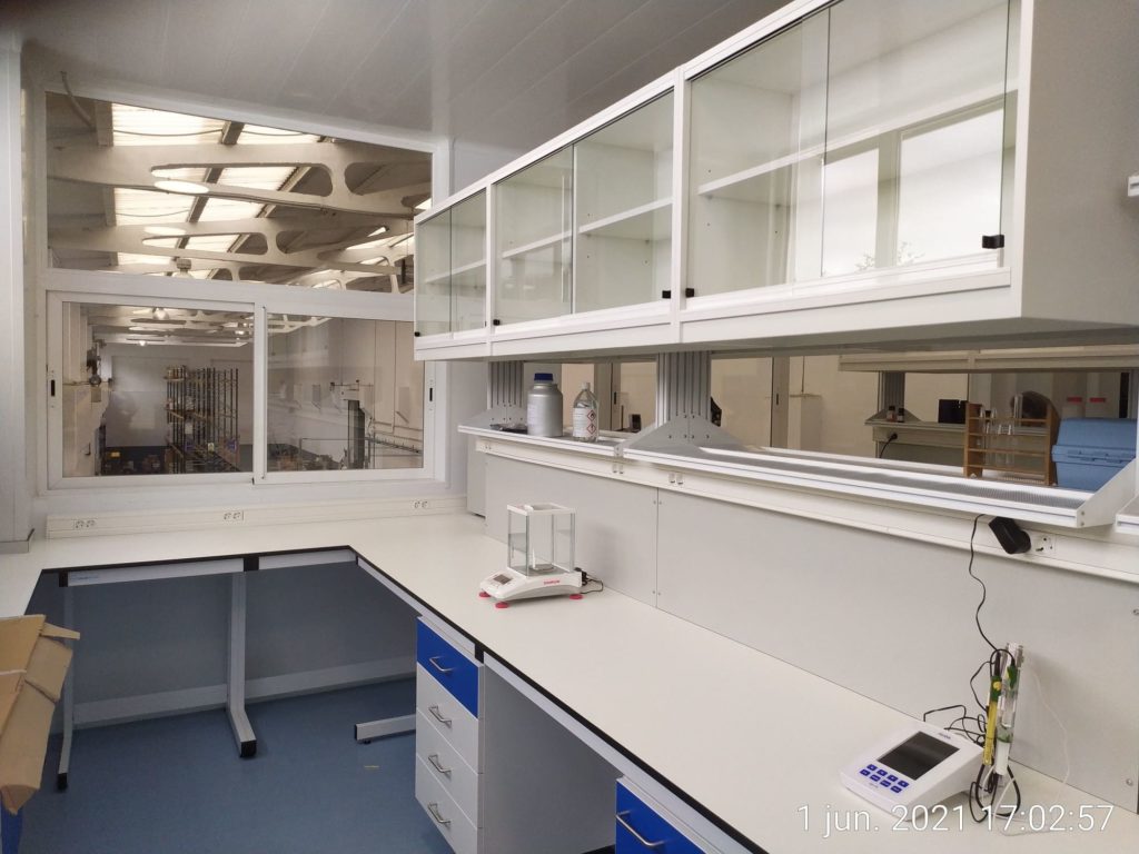 Mesas de trabajo en laboratorio de formulación