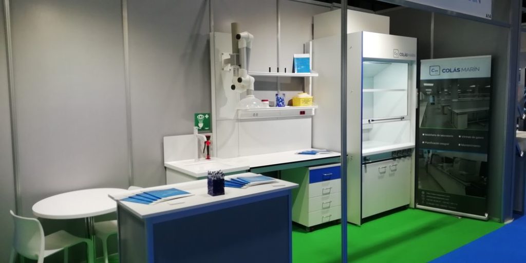Fregadero para laboratorio, lavaojos, cajoneras y vitrina de gases