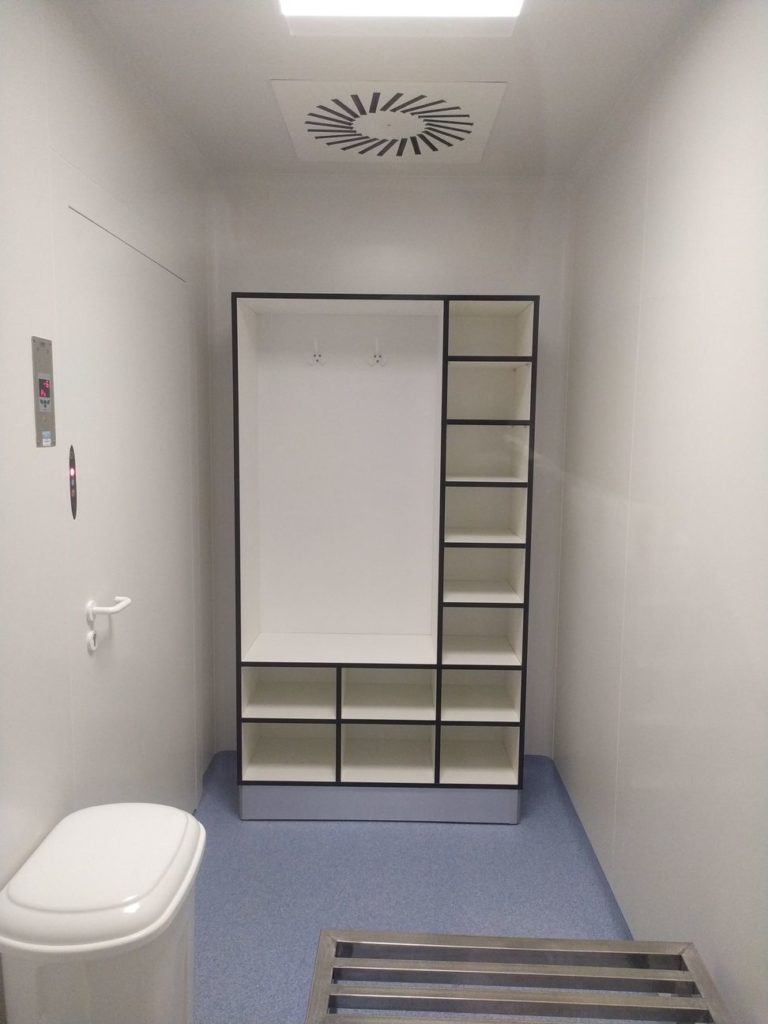Mueble vestidor con percheros para batas desechables