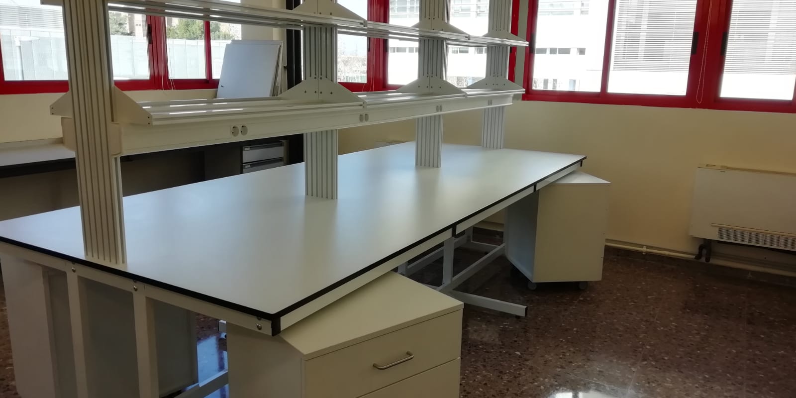 Mesa de laboratorio con baldas y electricidad