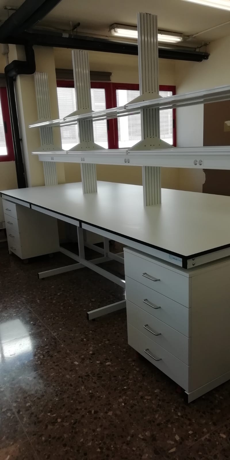 Bancada de laboratorio para universidad