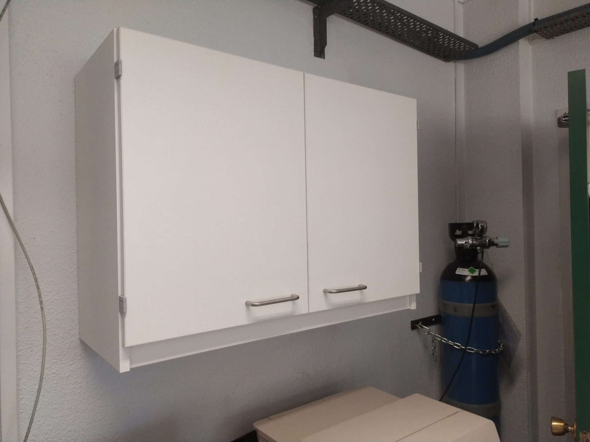 Mueble colgado de laboratorio