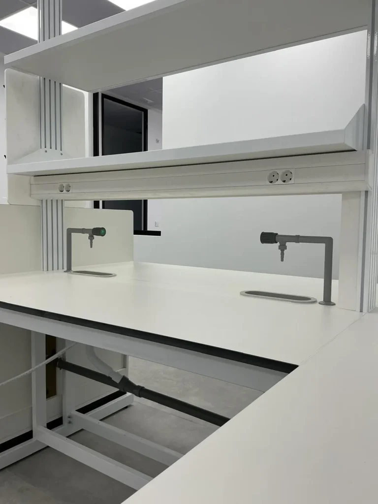 Sistemas de servicio para mesas de laboratorio